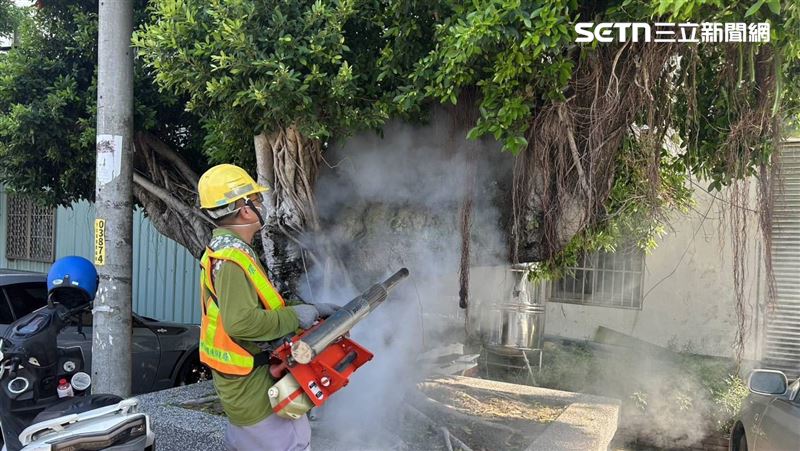 台中大肚區進行登革熱防治作業時，疑因誤觸蜂巢遭虎頭蜂圍攻，造成6人送醫。（圖／翻攝畫面）