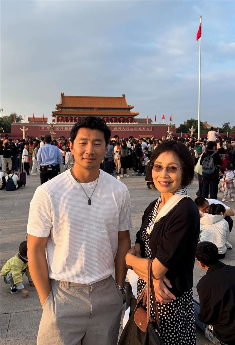 劉思慕與媽媽在天安門前合影。（圖／翻攝自劉思慕Threads ）