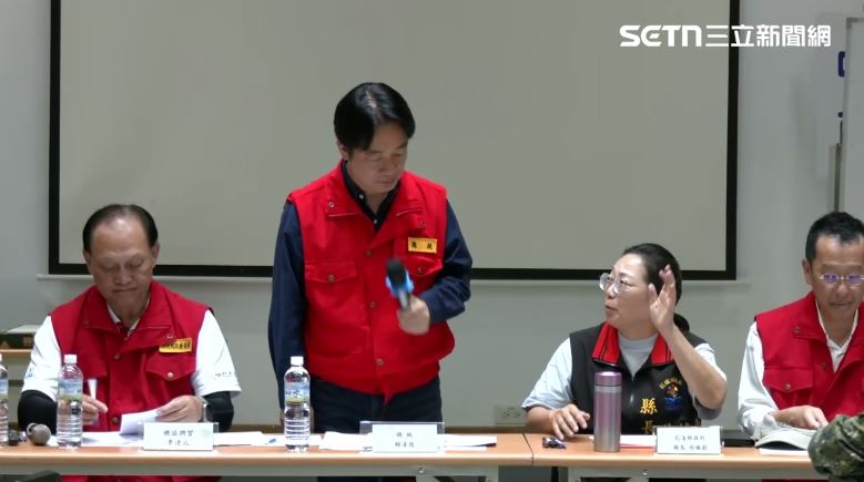 賴清德至中央災害應變中心前進協調所關心災後處置情形，徐榛蔚最後突然舉手要求總統協助清理佛祖街以東六百萬立方米土石（圖／翻攝畫面）