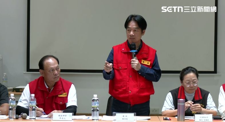賴清德至中央災害應變中心前進協調所關心災後處置情形，花蓮縣長徐榛蔚坐在總統旁出席（圖／翻攝畫面）