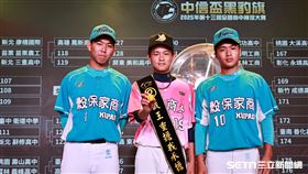 2025年第13屆中信盃黑豹旗開賽記者會，臺北商大抽中籤王，和去年冠軍穀保家商合影。（圖／記者劉彥池攝影）