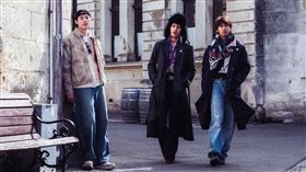 許光漢(左起)、黃宣、陳柏霖漫步在紐西蘭白石鎮街頭（圖／出去一下提供） 