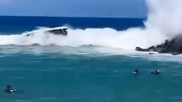 有民眾目擊膠筏被巨浪掀翻瞬間。（圖／翻攝畫面）