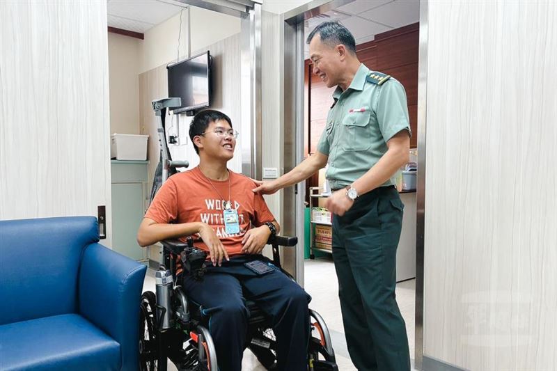 近日國防部軍備副部長鍾樹明（右）慰問國軍高雄總醫院行政專員秦良丰（左）。（圖／軍聞社）