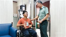 近日國防部副部長鍾樹明（左）慰問國軍高雄總醫院行政專員秦良丰（右）。（圖／軍聞社）