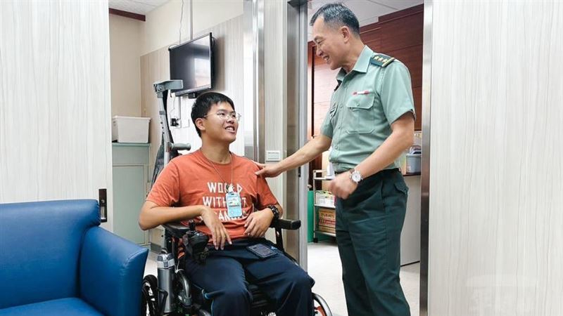近日國防部副部長鍾樹明（右）慰問國軍高雄總醫院行政專員秦良丰（左）。（圖／軍聞社）