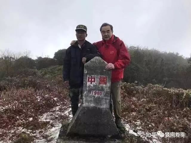 1960年代，中華人民共和國宣布放棄克欽邦北部（包含江心坡地區）地區主權，劃為克欽邦領土。周恩來與時任緬甸總理吳努在北京正式簽署 《中華人民共和國和緬甸聯邦邊界條約》，承認舊地圖上劃在中國境內，但並不實際控制的江心坡地區屬於緬甸。2019年，中國外長王毅（右）在雲南省，沿中國與緬甸邊界為界樁上略為斑駁的「中國」兩字再描紅添色。（圖／翻攝百度百科）