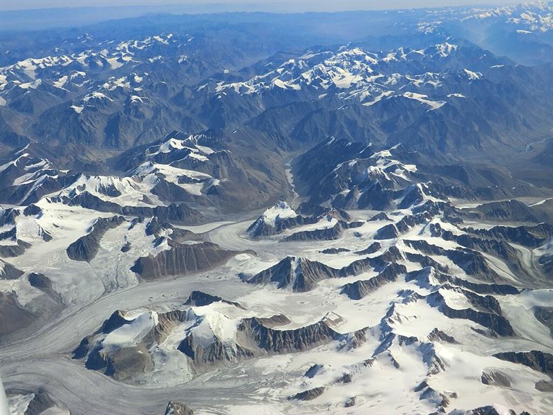 帕米爾高原是古代中國和地中海各國的陸上通道絲綢之路之必經之地。地處亞洲中部，位於中國、塔吉克和阿富汗的邊境上。是崑崙山、喀喇崑崙山、興都庫什山和天山交會的巨大山結。面積約10萬平方公里。 (圖／翻攝維基百科)