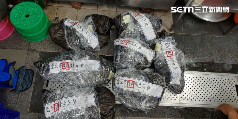 衛生局已命業者下架並封存約145公斤的豬腸。（圖／北市衛生局提供）