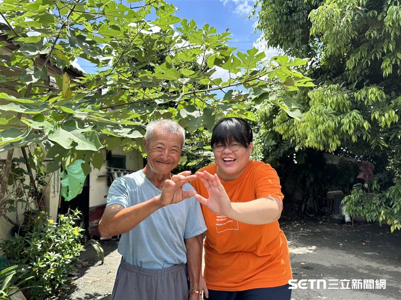 李阿公和社工比愛心合影，相當可愛！雖然智能不足，阿公卻能牢牢記住弘道社工，每次都與社工聊得好開心，氣氛總是非常地熱絡。（圖／受訪者提供）