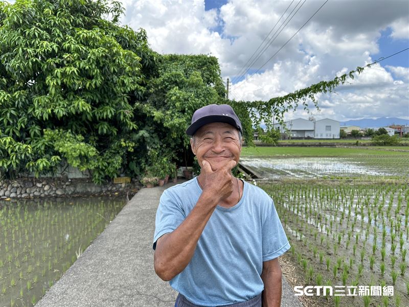 72歲的李阿公「半獨居」在稻田中央的破舊平房，但他從不嫌苦，樂觀知足過每一天。（圖／受訪者提供）