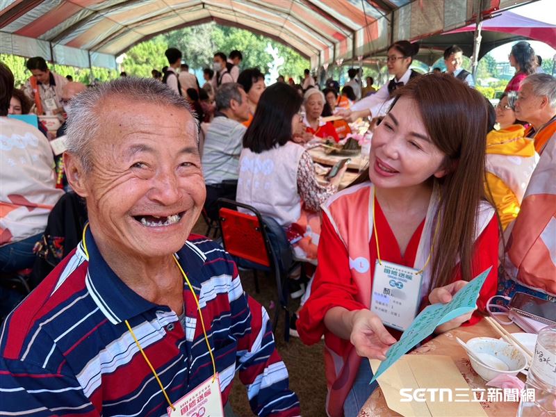春節前夕，弘道台中服務處舉辦百人圍爐餐，志工和社工李阿公一起參加，感受過年的熱鬧氣氛。（圖／受訪者提供）