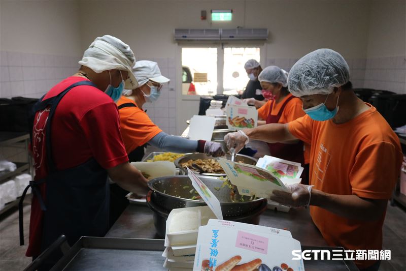 弘道台中服務處設置的中央廚房，清晨就開始忙著料理弱勢長輩的便當。（圖／受訪者提供）