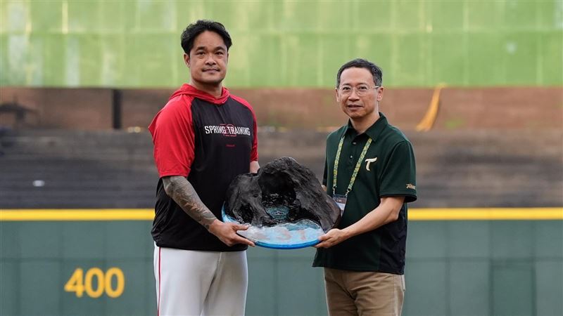台鋼雄鷹致贈「智勝海韻」給林智勝。（圖／台鋼雄鷹球團提供）