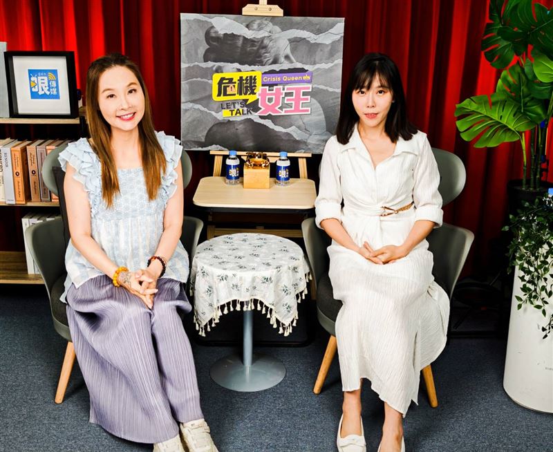 「心靈系女神」林嘉歆(右)分析台中虎媽。(圖／哏傳媒提供)