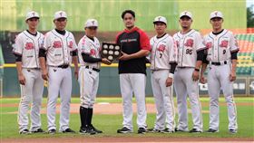 台鋼雄鷹致贈林智勝7顆具有意義的紀念球。（圖／台鋼雄鷹球團提供） 