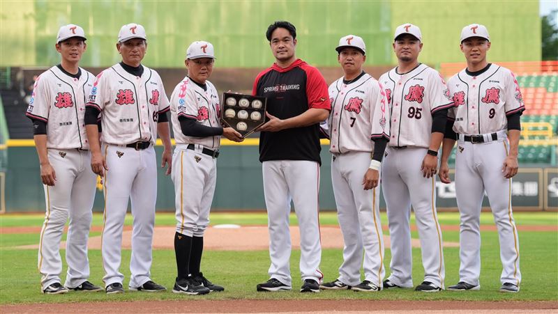 台鋼雄鷹致贈林智勝7顆具有意義的紀念球。（圖／台鋼雄鷹球團提供）