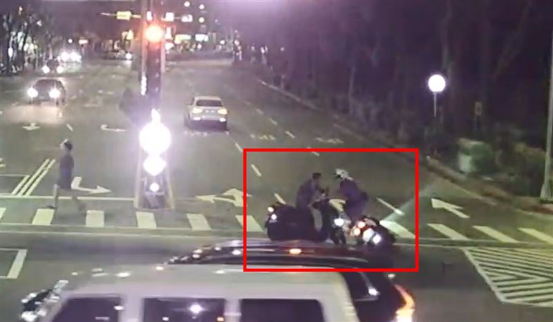 林男拒檢逃逸違規後被警方攔下。（圖／翻攝畫面）