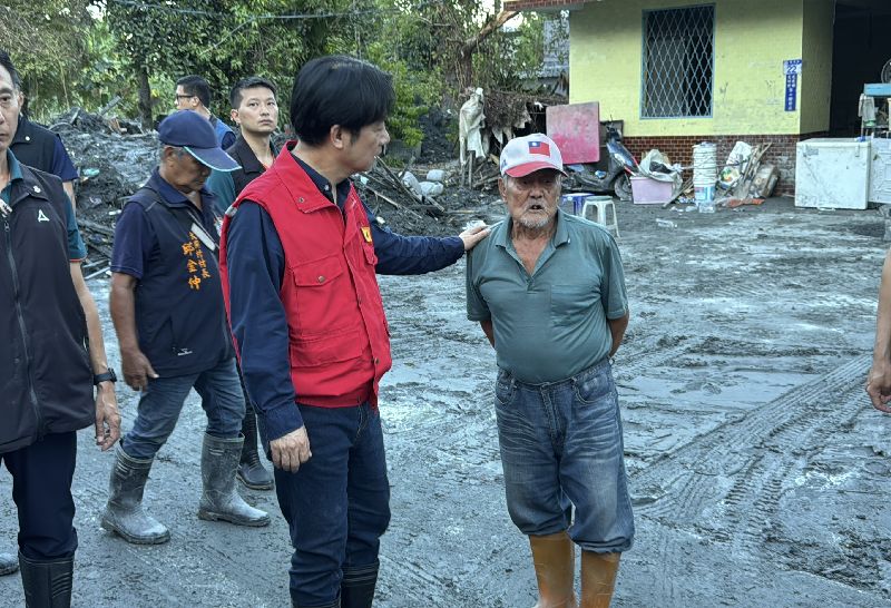 總統賴清德（右2）5日再度前往花蓮縣光復鄉勘災，關心受災戶復原情形，並為眾人打氣，允諾中央一定會陪伴民眾度過難關