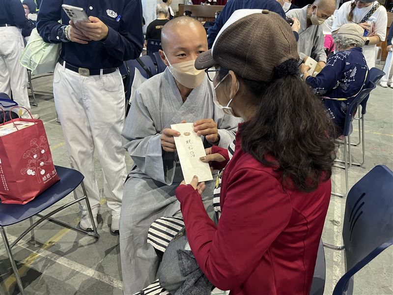 慈濟於10月4日起啟動受災戶每戶五萬元慰問金發放，到5日為止，共發放1111戶慰問金共計五千五百五十五萬元給光復鄉受災鄉親。（圖／慈濟基金會提供）