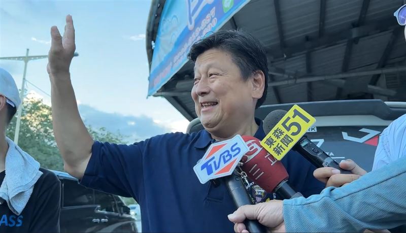 傅崐萁今天在光復鄉接受媒體訪問時，被路過民眾嗆聲「鏟兩鏟」，他尷尬揮手致意。（圖／取自傅崐萁臉書）