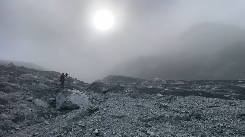 人員4日中午抵達湖區，拍下現場布滿厚重粉塵、泥砂，一片灰白荒蕪景象。（中央社）