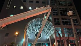 消防隊獲報到場出動雲梯車準備將墜樓卡在遮雨棚的老翁救下。（圖／民眾提供）（圖／攝影者XXX, flickr CC License）