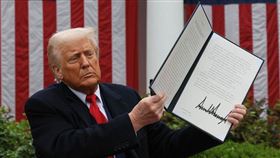 ▲對等關稅川普內心想法曝光？！逢甲大學講座教授佘日心，提出優化台灣談判方法，嘗試能爭取到更好條件。圖片描述。（圖／翻攝自川普臉書）