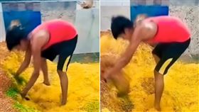 零食廠好熱！員工滿身大汗…短袖短褲「踩著原料徒手拌勻」（圖／翻攝自IG）