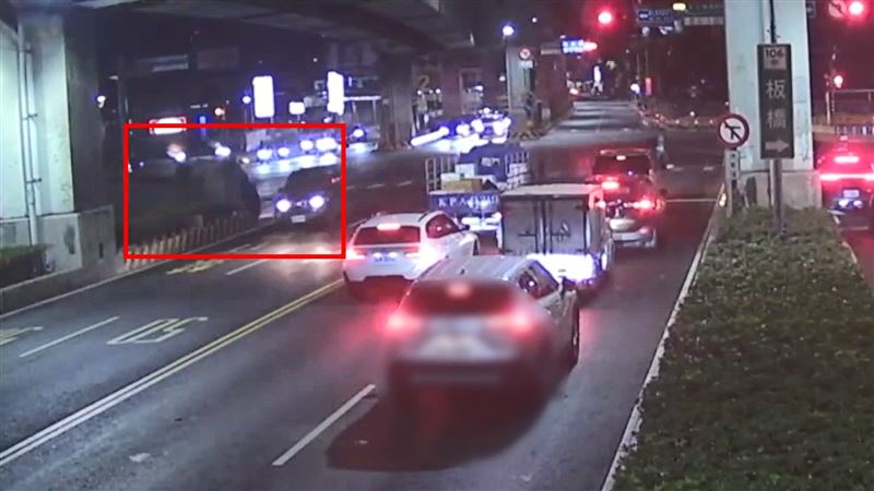 賓士車自撞瞬間。（圖／翻攝畫面）