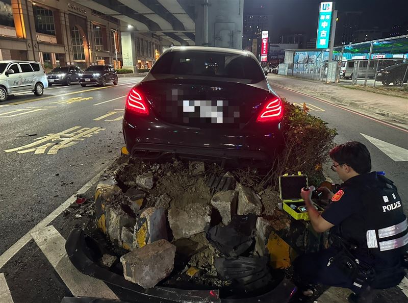 警方獲報到車禍事故現場。（圖／翻攝畫面）