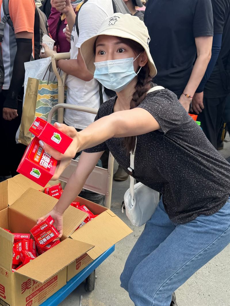 林莎幫忙發送肥皂。（圖／翻攝自臉書）