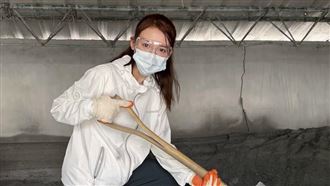 寫真女神入隊鏟子超人！網讚：人美心也美