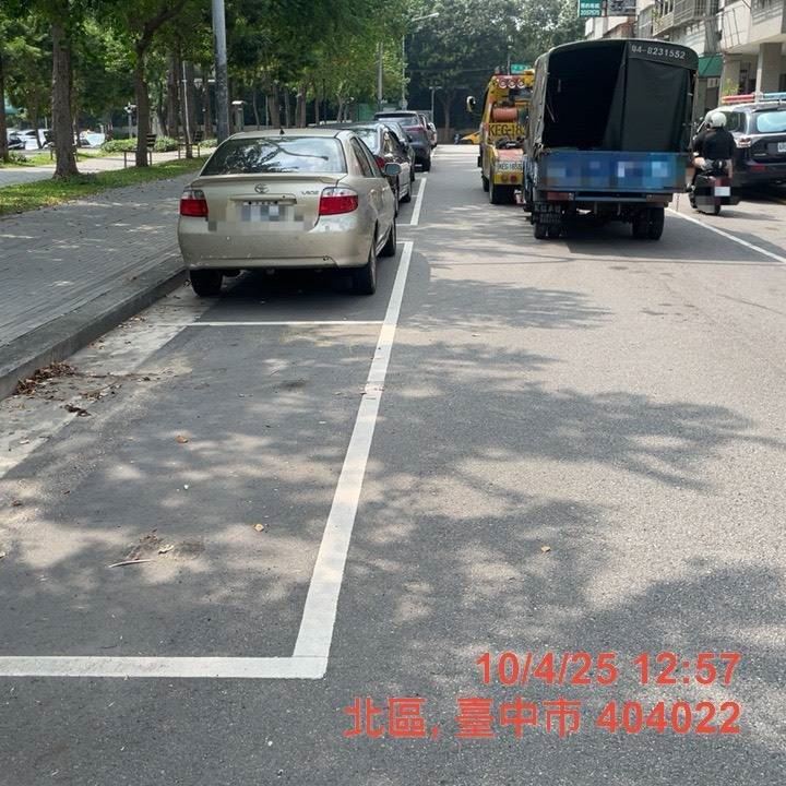 警方將對無牌佔位車主處以 3,600 元以上、36,000 元以下的罰鍰，並當場將車輛移置保管。（圖/翻攝畫面）