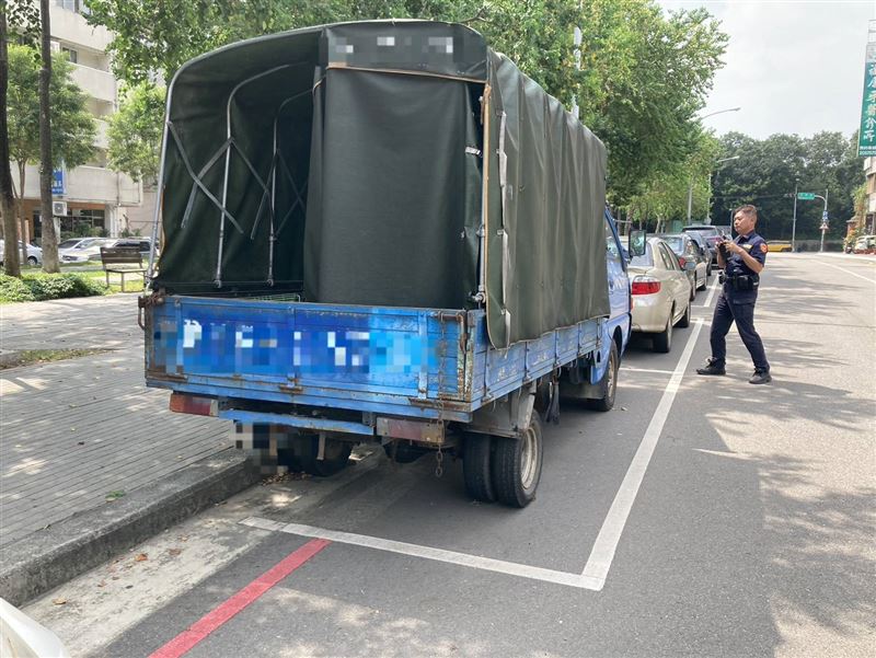 台中市長盧秀燕3日在市議會明確指示「沒有車牌就立即拖吊」，隔天警方立即拖吊一輛無牌貨車。（圖/翻攝畫面）