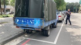 台中市長盧秀燕3日在市議會明確指示「沒有車牌就立即拖吊」，昨（4）日已成功拖吊一輛無牌貨車。（圖/翻攝畫面）