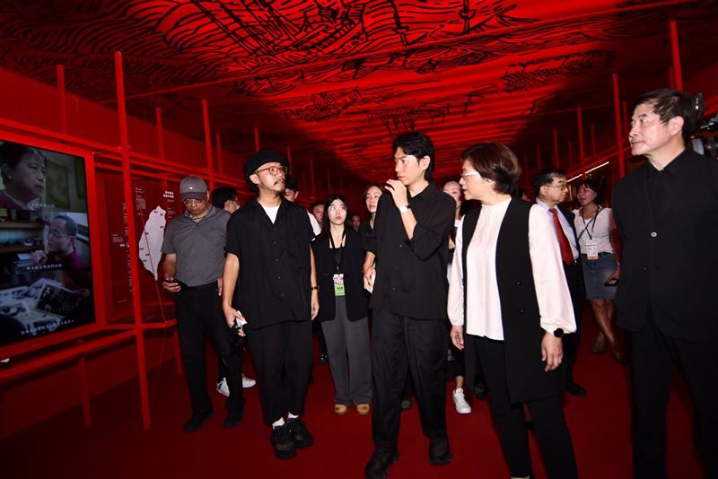 策展人啟藝梁浩軒、究方社方序中帶領王惠美縣長一同進入殿氣現場