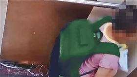 投訴人表示，男童回家後需先以大廳電話通知父母親，再由警衛刷電梯卡讓他上樓。（當事人已經變裝處理，讀者提供）