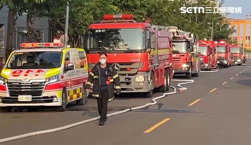 消防局出動21車42人前往搶救。（圖／記者胡時瑛攝影）