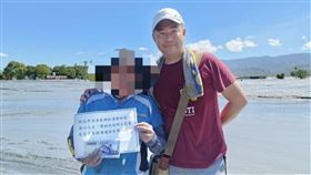 「鄉林山海滙」魏先生本來打算拿著住戶捐助的現金買物資，結果因為交通管制、物資也充足了，所以決定以發現金方式直接幫助災戶，意外成為「現金超人」。（圖／魏先生提供）