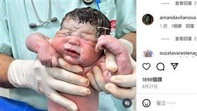 巴西新生男嬰馬修斯誕生時緊握母親的子宮內避孕器（IUD），畫面引發全球熱議。（圖／截自IG＠natrodrigues11）