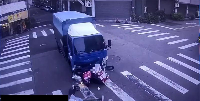 陳劉姓婦人遭貨車撞擊當場失去意識，送醫搶救不治。（圖／翻攝畫面）