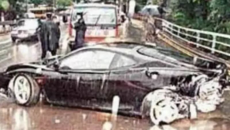 劉丹在2000年1月30日凌晨乘車返程途中發生車禍身亡。（圖／翻攝自微博）