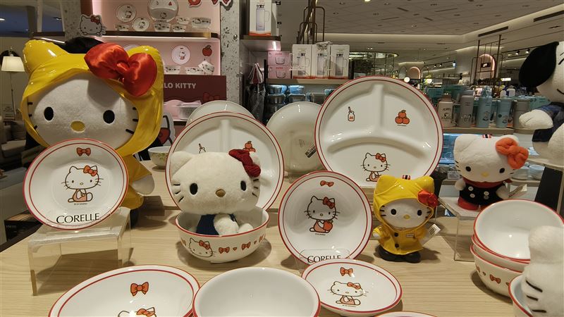 最讓人心動的是這波價格幾乎是「半價開搶」就可以把一桌子Kitty帶回家（圖／記者許雅惠攝影）