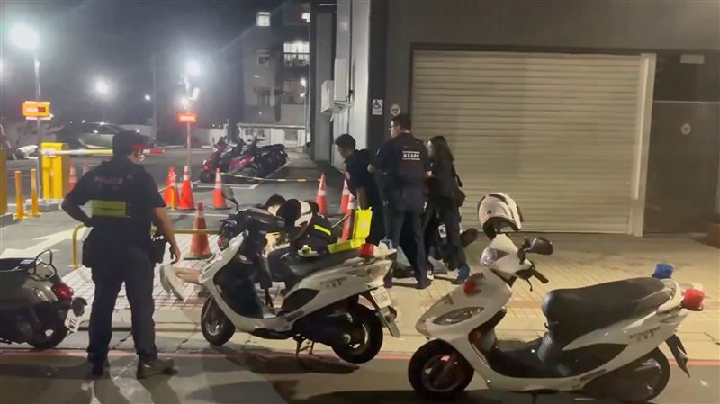 陳男跟黃女被警方上銬壓制保護管束。（圖／翻攝社會事影音）