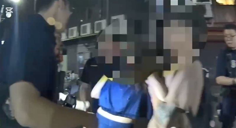 陳男跟黃女言語挑釁及推擠警方。（圖／翻攝畫面）