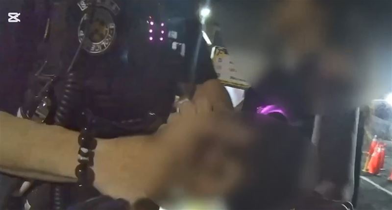 陳男跟黃女被警方上銬壓制保護管束。（圖／翻攝畫面）
