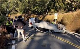下武嶺出事了！撞護欄又撞樹⋯車身起飛翻覆　網友砲轟：低能猴