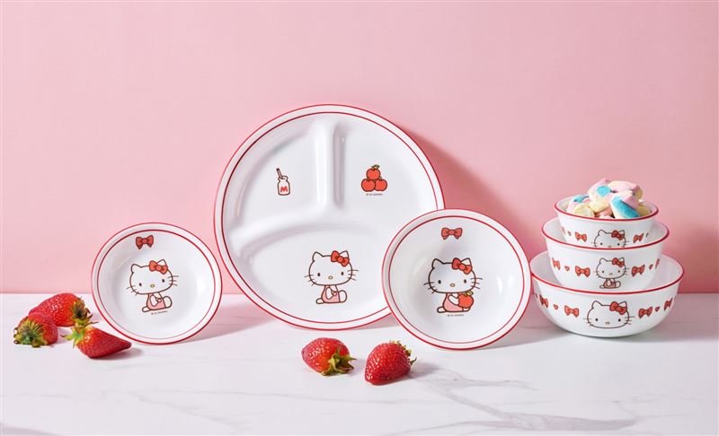 康寧餐具首度攜手人氣IP Hello Kitty推出6款全新花色餐盤與餐碗及醬油碟，首發新品以經典紅蝴蝶結、蘋果等元素設計，推出8吋分隔盤、12cm醬油碟、300cc沙拉碗、177ml小羹碗、325ml中式小碗、473ml韓式湯碗，簡潔經典充滿特色。(圖／康寧餐具提供)