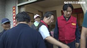 賴清德勘災遇到民眾當面告狀說徐榛蔚都沒有幫忙，徐榛蔚則是趕快要賴清德看水溝。（圖／翻攝畫面）